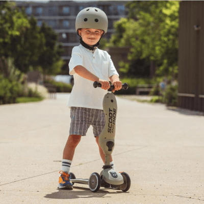 Scoot and Ride Highwaykick 1 - dječak na romobilu