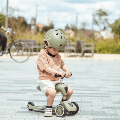 Scoot and Ride Highwaykick 1 - dječak na sjedi na romobilu