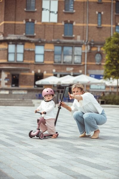 Scoot and Ride Highwaykick 1 Push and Go - mama namješta djetetu romobil