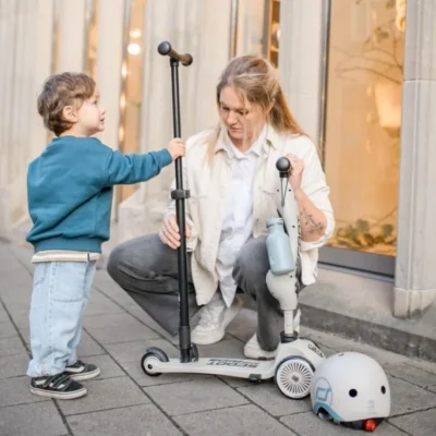 Scoot and Ride Highwaykick 1 Push and Go - mama namješta djetetu romobil