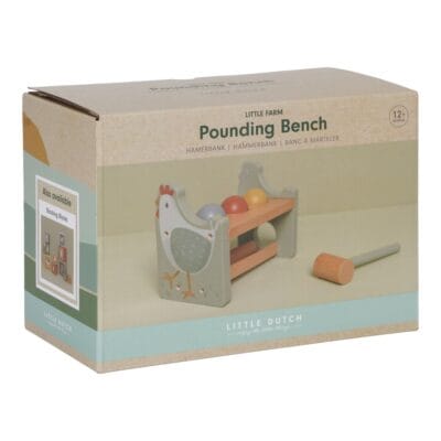 Little Dutch drvena igračka sa čekićem Little Farm odlična je za razvoj motorike i koordinacije najmlađih. Sadrži šarene loptice i čekić prilagođen malim ručicama, idealna za djecu od 12+ mjeseci.
