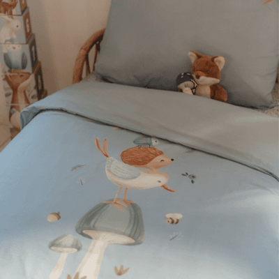 Plisana igracka prekrivena posteljinom