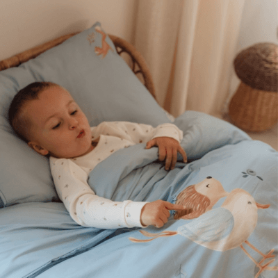 Dijete ispod pposteljine