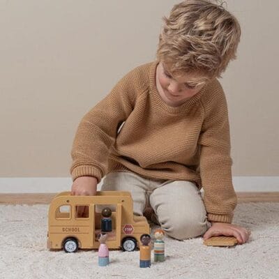 Dijete se igra sa autobusom