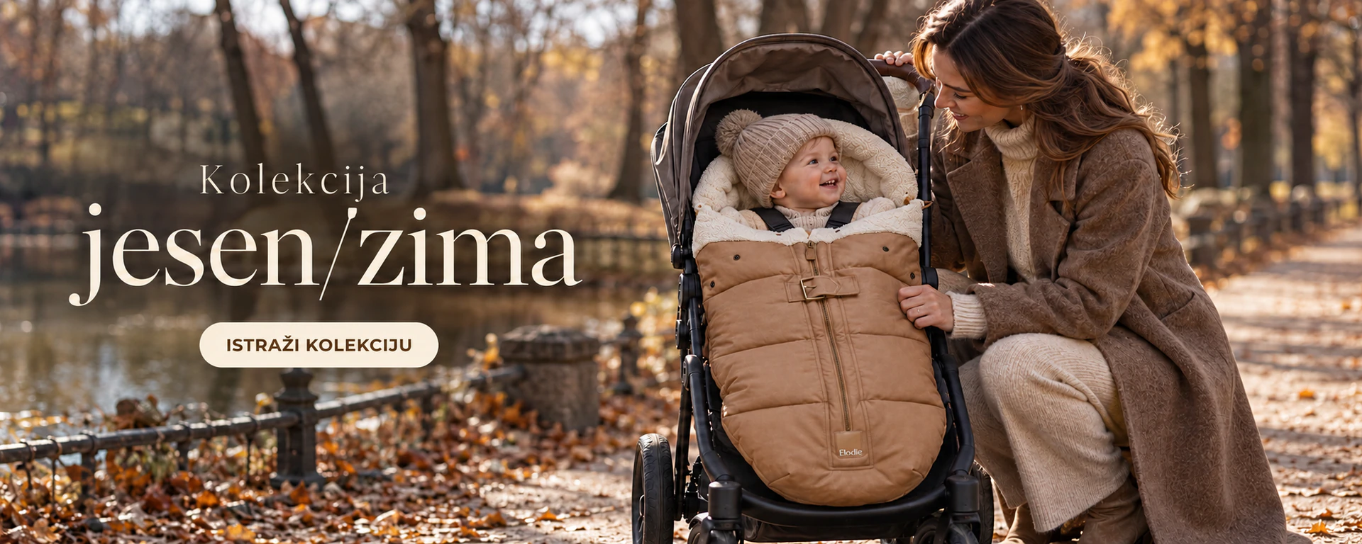 Kolekcija jesen/zima — majka i dijete u kolicima sa smeđom zimskom vrećom tokom jesenske šetnje.